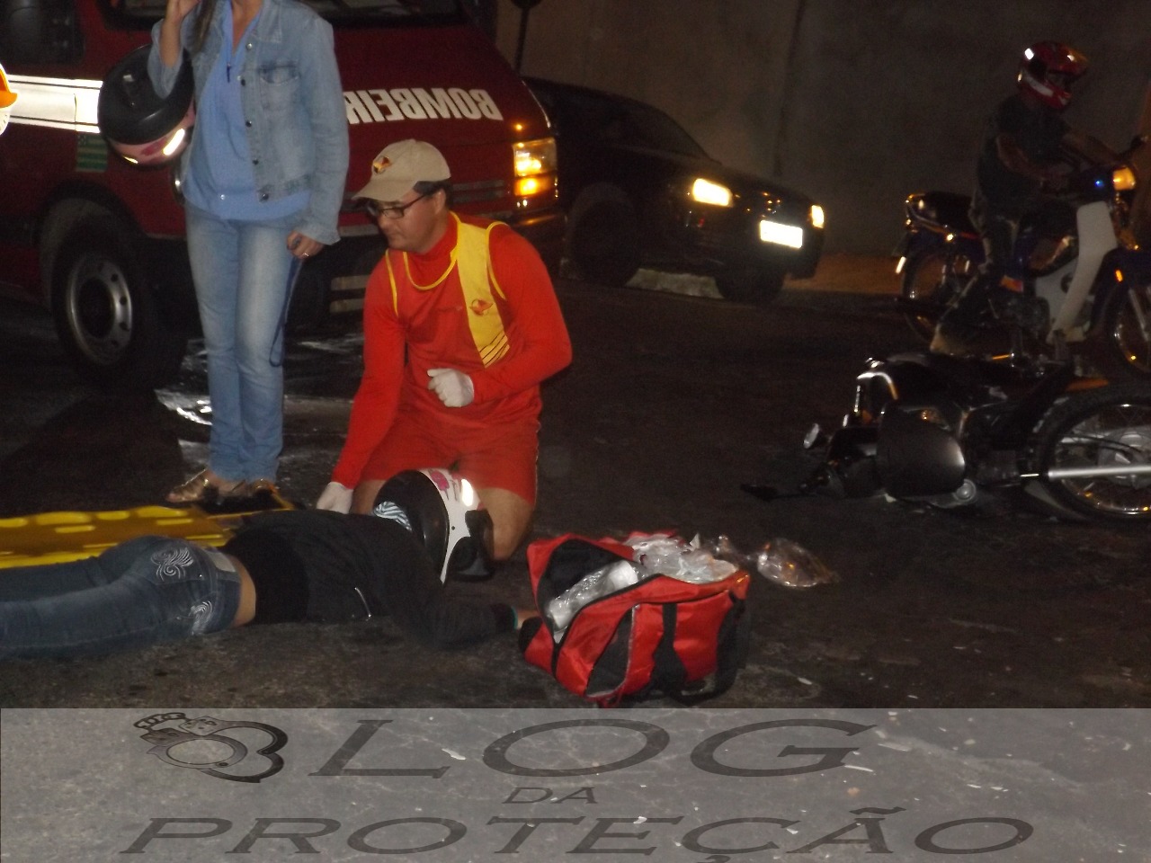 Socorristas do corpo de bombeiros atende a jovem.